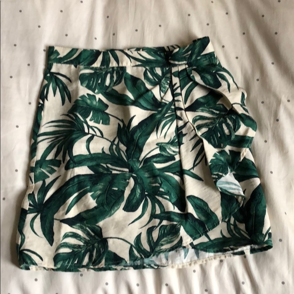 H&M tropical print wrap skirt with ruffle sz 6